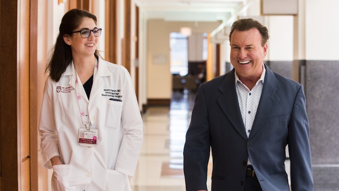 当声音嘶哑症状被确诊为声带癌，患者寻求微创解决方案