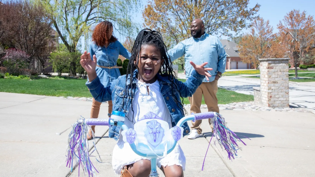 “保持微笑”：5岁女童在对化疗产生罕见过敏后，成功战胜特殊类型白血病